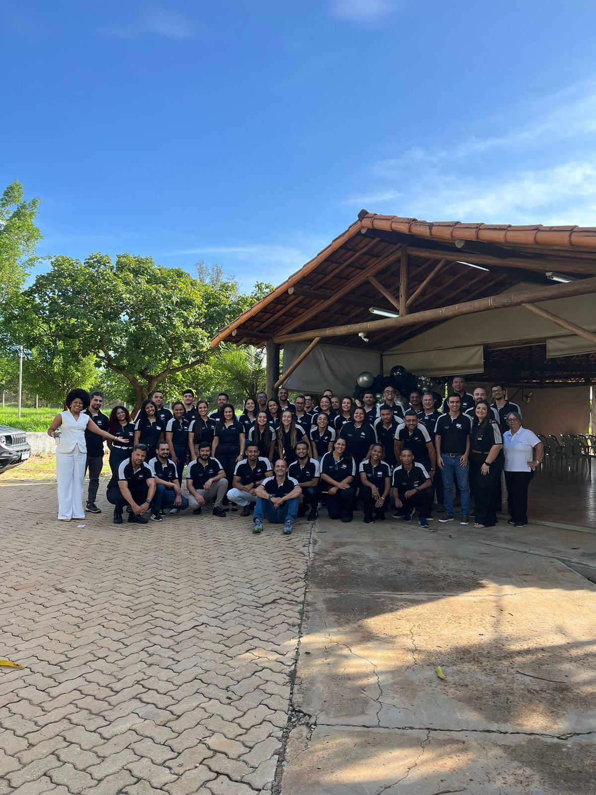 Participantes apresentando no palco